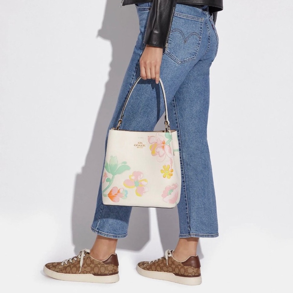 Sold! NWT Coach C8609 Town Bucket Bag With Dreamy Land Floral Print - Picture 4 of 11